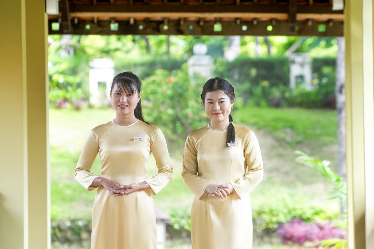 Đội ngũ lễ tân Romana đón khách